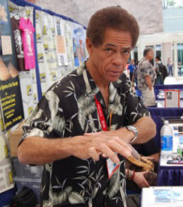 Jim Kelly poses at the Comic-Con.